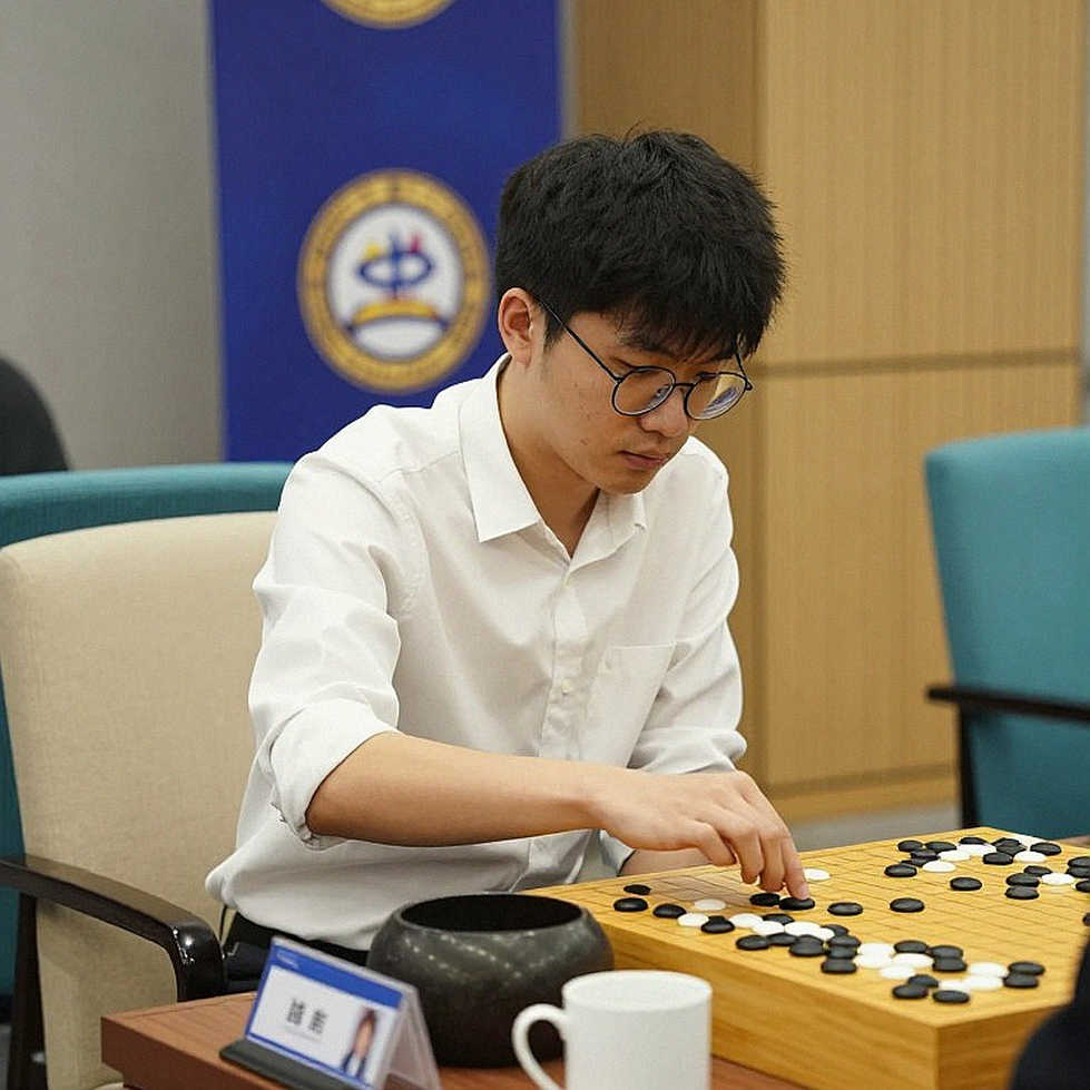 Atyrau Masters: hai hạt giống gục ngã, và câu chuyện thật nằm sau tấm bìa tạp chí số 225
